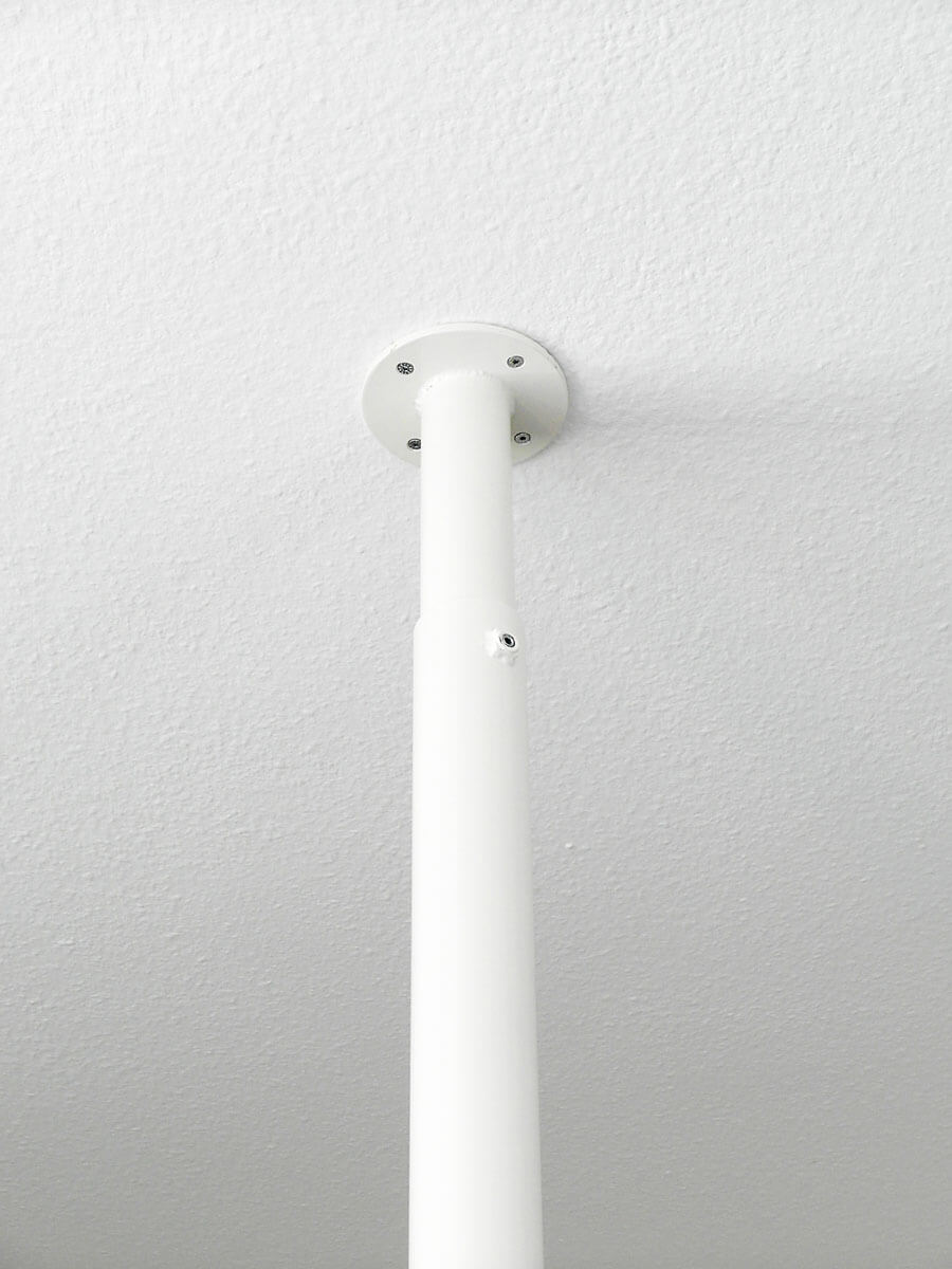 Das obere Ende dieser Hochbett-Stütze ist teleskopierbar und kann so perfekt an die Deckenhöhe angepasst werden.