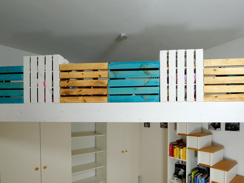 Das Geländer aus bunt lasierten Weinkisten wurde von den Kunden selbstgebaut.