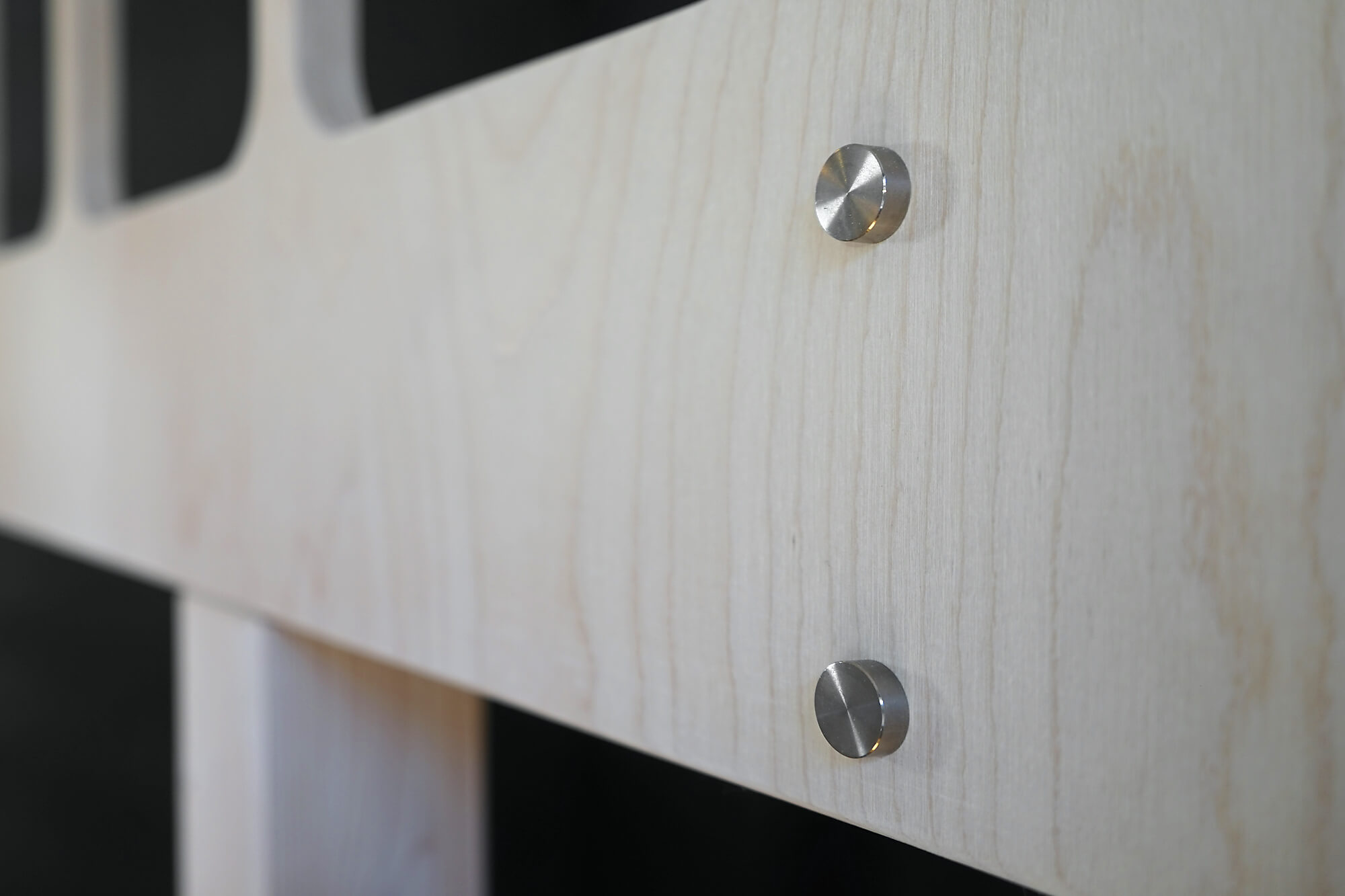 HANNES SPIELETAGE Geländer-Befestigung mit Edelstahl-Schraubkappen