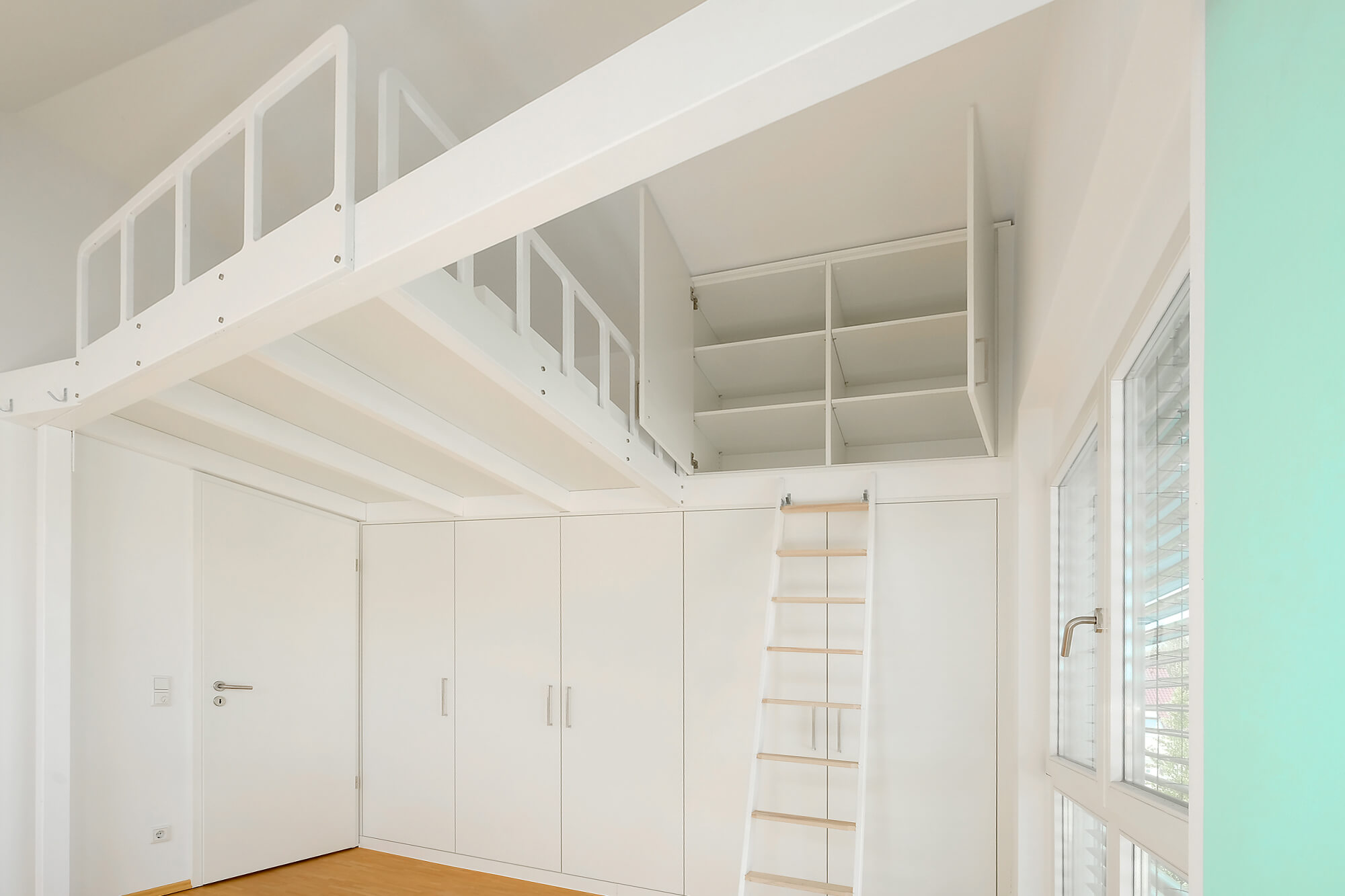 Die Leiter ist umhängbar, um den Oberschrank zu erreichen.