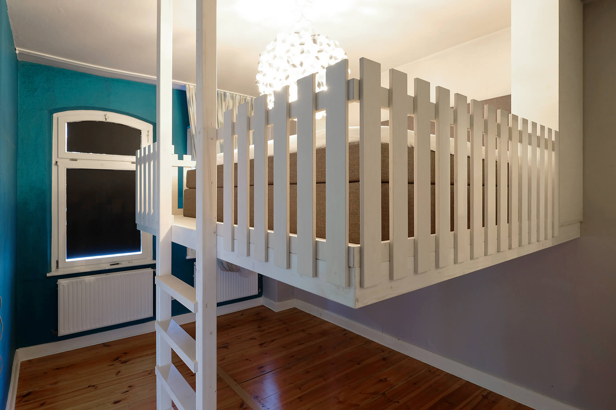 Hochbett mit tragender Leiter