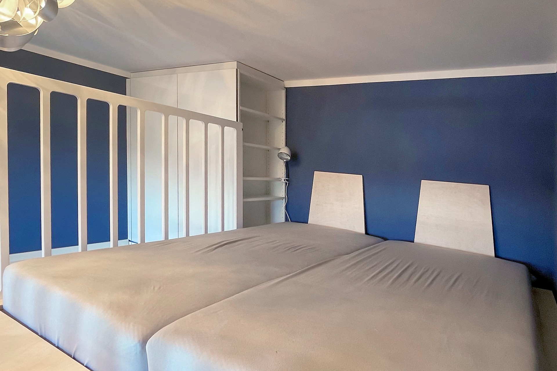 CLAUDIAS UND GEORGS HOCHETAGE Hochetage mit eingelassenem Bett und Regal in der Seite des Oberschrankes.
