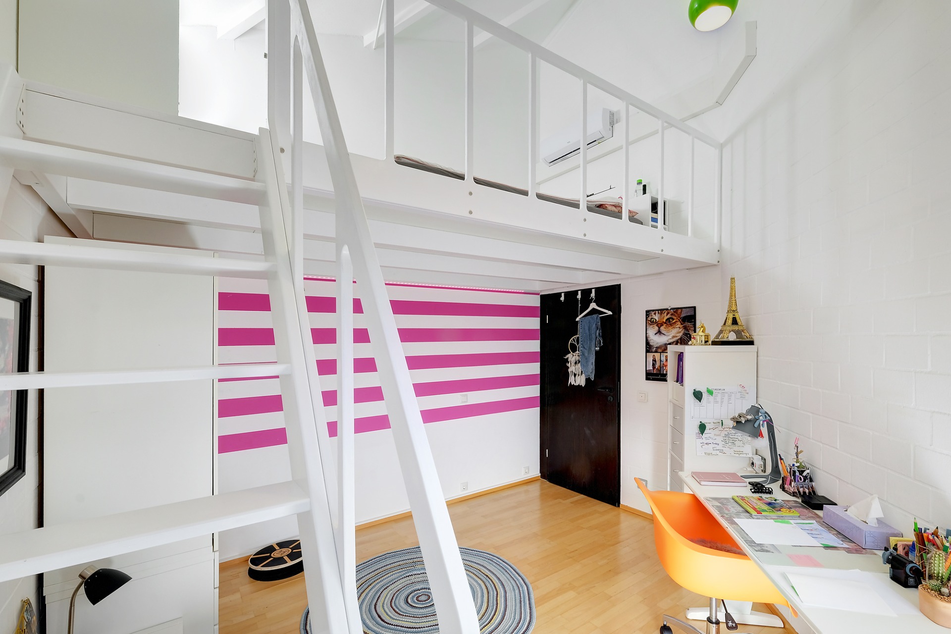 MAVIES HOCHETAGE Freitragende Hochetage mit offener Treppe und CNC-gefrästem Geländer.