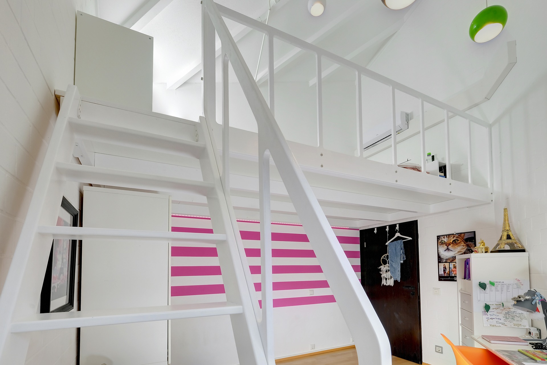MAVIES HOCHETAGE Freitragende Hochetage mit offener Treppe und CNC-gefrästem Geländer.