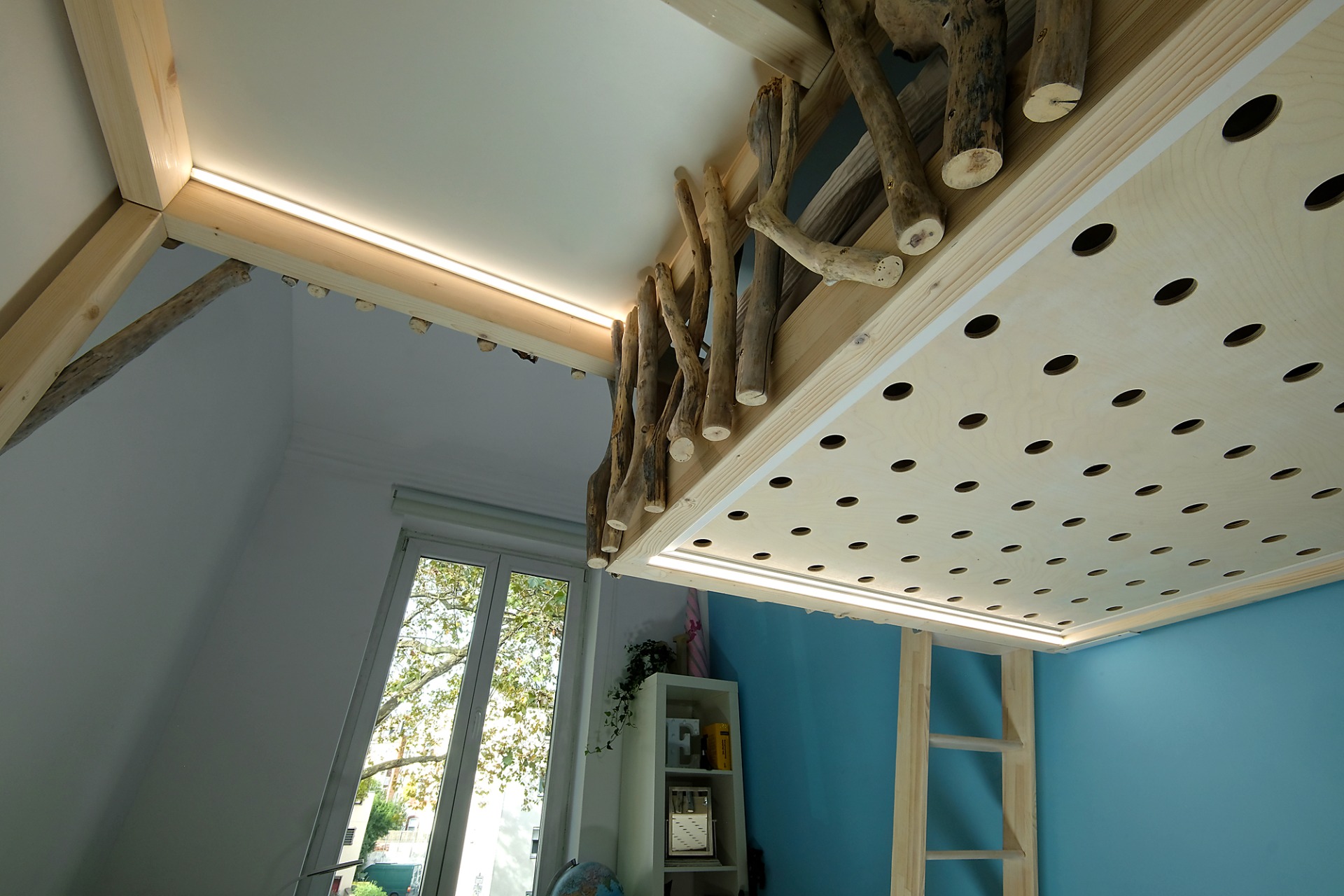 Hochetage mit Treibholz-Geländer, LED-Beleuchtung
