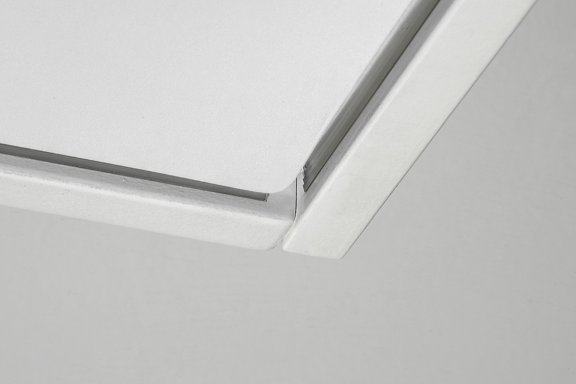 HEIKOS & SABINES HOCHETAGE Eckdetail der Spanndecke mit Schattenfuge