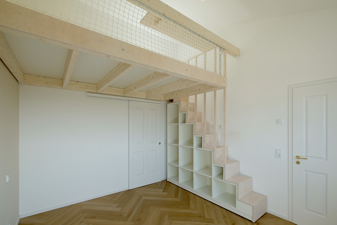 Hochetage mit Regal-Treppe und Netz-Geländer