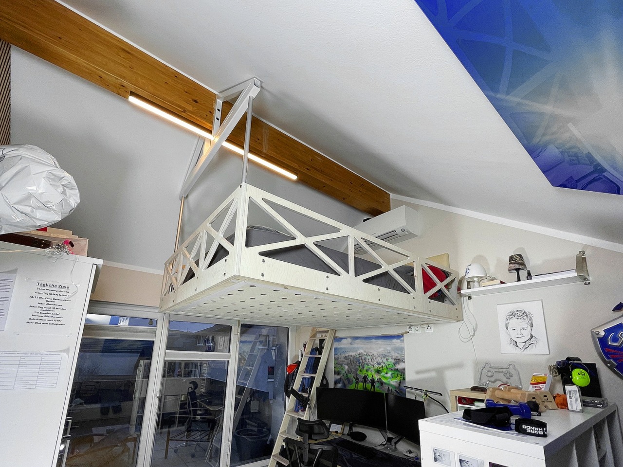 Das Hochbett ist von der Firstpfette abgehängt.