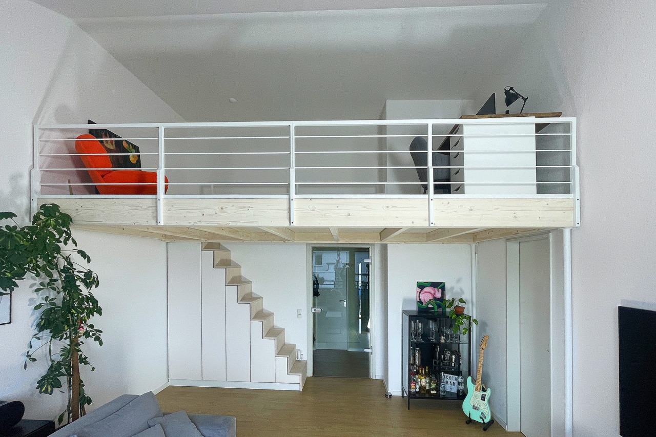 Extrabreite Hochetage mit Metall-Geländer