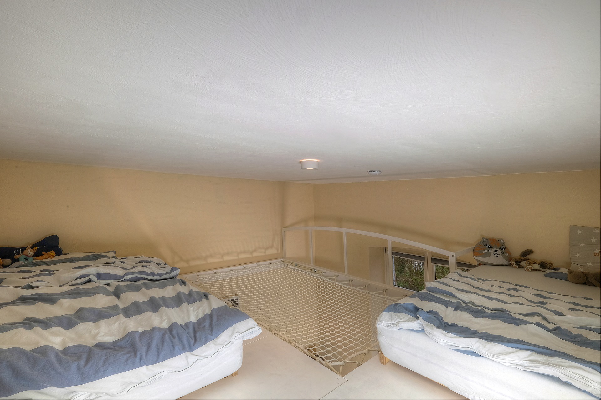 Die Hochetage überdeckt fast das ganze Zimmer.