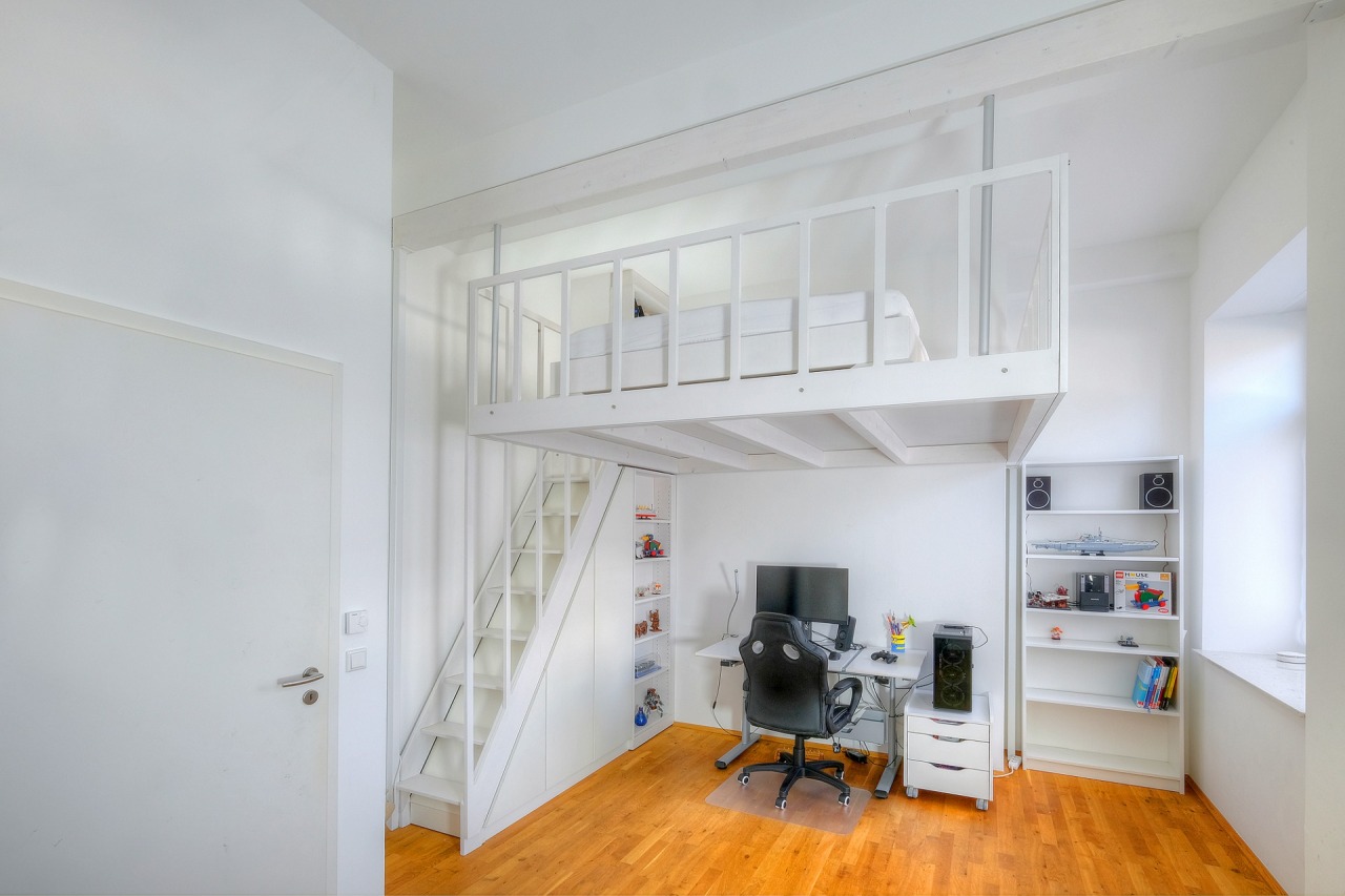 Abgehängte Hochetage mit Unterschrank