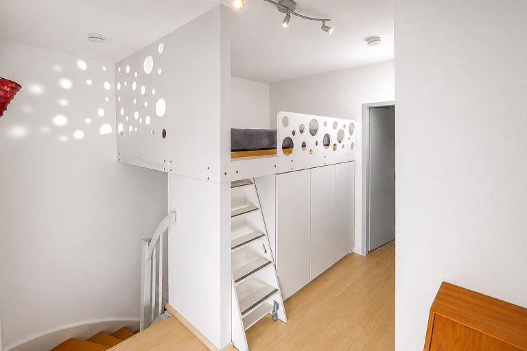 Hochbett mit reinschiebbarer Treppe